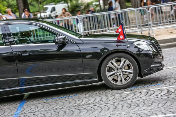 पेरिस, फ्रांस जुलाई 14, 2014: रिपब्लिक डे (बैस्टिल डे) में सैन्य परेड (डिफाइल) के दौरान राजनयिक कार। चैंप्स एलीसीज . — स्टॉक फ़ोटो, इमेज