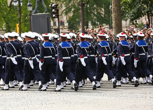파리, 프랑스-2014 년 7 월 14 일: 군사 퍼레이드 (더 럽 히 지) 프랑스 국경일, 샹젤리제 엘리제 번의 의식 중. — 스톡 사진