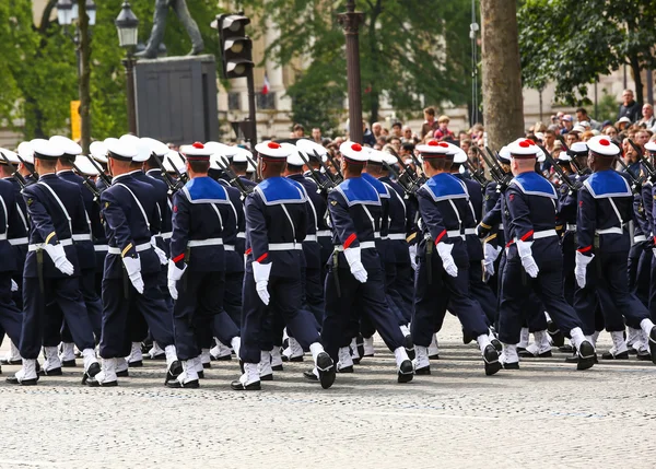 Paris, Franciaország - 2014. július 14.: Katonai parádé (szorosban) során a francia nemzeti ünnepen, avenue Champs Elysee ünnepélyes. — Stock Fotó