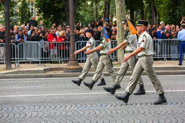 フランス建国記念日、シャンゼリゼ通りの儀式中にパリ, フランス - 2014 年 7 月 14 日: 軍事パレード (そくばく). — ストック写真