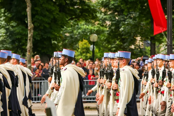 PARIS, FRANÇA - JULHO 14, 2014: Desfile militar (Defile) durante o cerimonial do dia nacional francês, Avenida Champs Elysee . — Fotografia de Stock