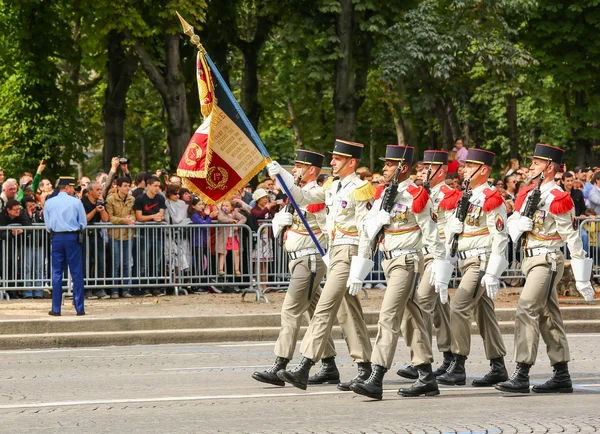 Paris, Fransa - 14 Temmuz 2014: Askeri geçit töreni (Defile) Fransız Ulusal günü, Champs Elysee Bulvarı tören sırasında. — Stok fotoğraf