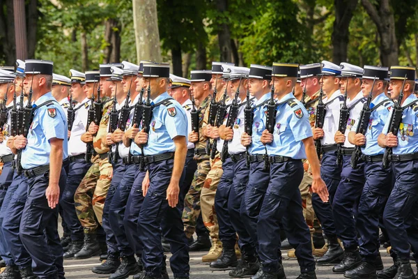 Paris, Frankrijk - 14 juli 2014: Militaire parade van nationale Rijkswacht (versmalling) tijdens de ceremoniële van Franse nationale feestdag, Champs Elysee avenue. — Stockfoto