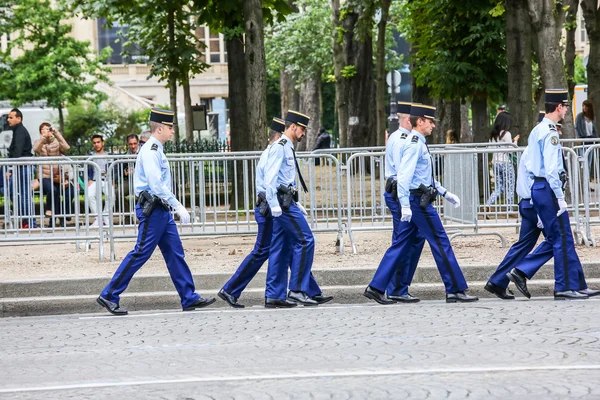 Paris, Fransa - 14 Temmuz 2014: Askeri geçit töreni Ulusal Jandarma (Defile) Fransız Ulusal günü, Champs Elysee Bulvarı tören sırasında.