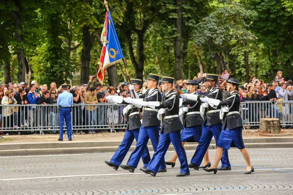 Paris, Franciaország - 2014. július 14.: Katonai parádé nemzeti csendőrség (szorosban) során a francia nemzeti ünnepen, avenue Champs Elysee ünnepélyes. — Stock Fotó