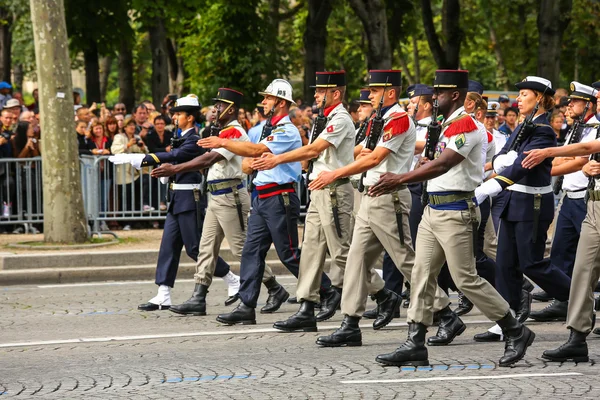 PARÍS, FRANCIA - 14 DE JULIO DE 2014: Desfile militar (desfilar) durante la ceremonia del día nacional francés, avenida Champs Elysee . —  Fotos de Stock