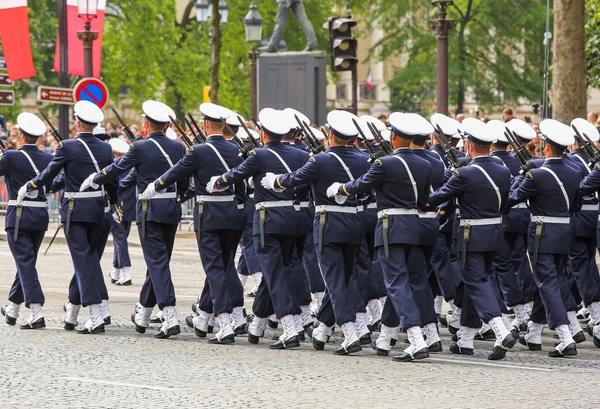 Paris, Francja - 14 lipca 2014: Parada wojskowa (Cieśnina) podczas uroczyste francuski Narodowy dzień, Champs Elysee avenue. — Zdjęcie stockowe