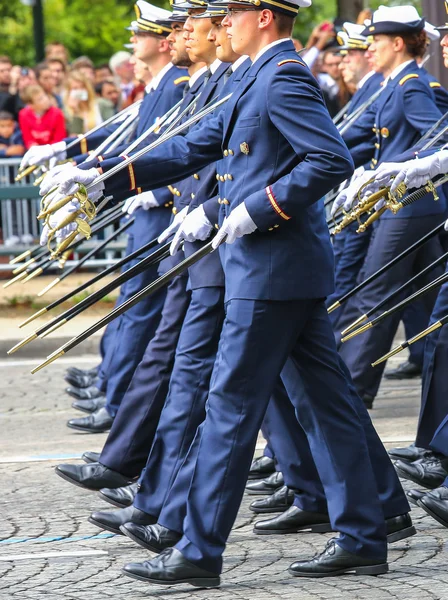 ПАРИЖ, ФРАНЦИЯ - 14 июля 2014 года: военный парад (Дефиле) во время церемонии празднования национального дня Франции, проспект Елисейских полей . — стоковое фото