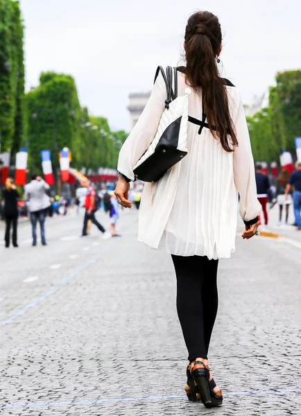 Menina parisiense muito agradável em Paris na avenida Champs Elysees — Fotografia de Stock