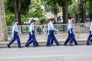 Paris, Fransa - 14 Temmuz 2014: Askeri geçit töreni Ulusal Jandarma (Defile) Fransız Ulusal günü, Champs Elysee Bulvarı tören sırasında.