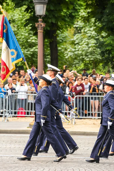 Paris, Francja - 14 lipca 2014: Parada wojskowa (Cieśnina) podczas uroczyste francuski Narodowy dzień, Champs Elysee avenue. — Zdjęcie stockowe