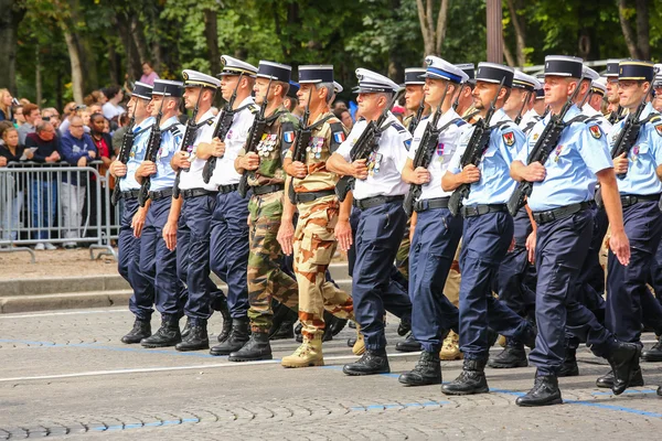 PARIS, FRANÇA - JULHO 14, 2014: Desfile Militar da Gendarmaria Nacional (Defile) durante o cerimonial do dia nacional francês, Avenida Champs Elysee . — Fotografia de Stock