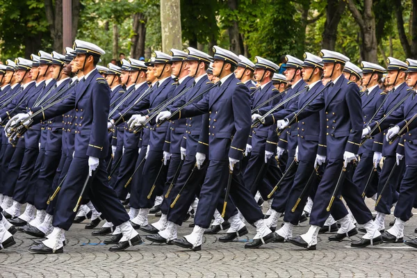 PARIS, FRANÇA - JULHO 14, 2014: Desfile militar (Defile) durante o cerimonial do dia nacional francês, Avenida Champs Elysee . — Fotografia de Stock