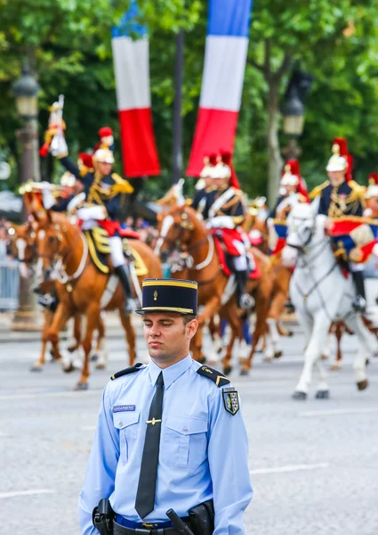 Paris, Frankrike - 14 juli - franska republikanska vakter under ceremoniellt av franska nationaldagen den 14 juli 2014 i Paris, Champs Elysee avenue, Frankrike — Stockfoto