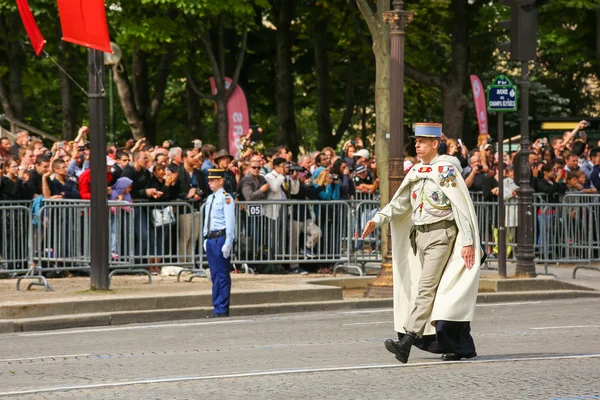 Paris, Frankrijk - 14 juli 2014: Kolonel in militaire parade (versmalling) tijdens de ceremoniële van Franse nationale feestdag, Champs Elysee avenue. — Stockfoto