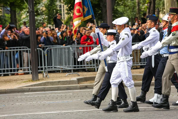 PARÍS, FRANCIA - 14 DE JULIO DE 2014: Desfile militar (desfilar) durante la ceremonia del día nacional francés, avenida Champs Elysee . — Foto de Stock