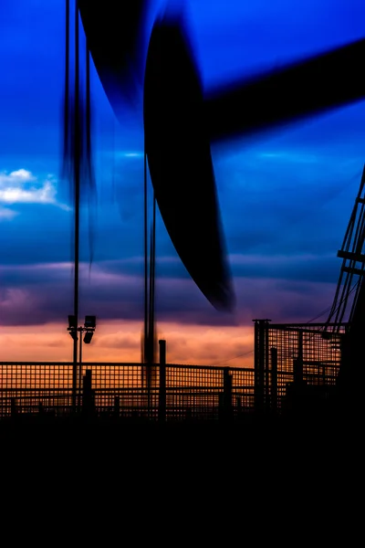 Silueta de bombas de aceite en el campo petrolífero con fondo cielo puesta del sol —  Fotos de Stock