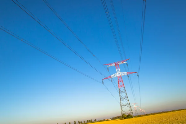 Elettricità Trasmissione Pilone Sagomato Contro Blu — Foto Stock