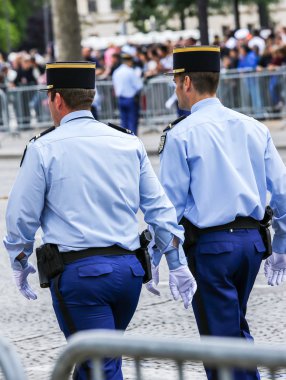 Paris, Fransa - 14 Temmuz 2014: Askeri geçit töreni Ulusal Jandarma (Defile) Fransız Ulusal günü, Champs Elysee Bulvarı tören sırasında.