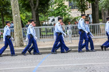 Paris, Fransa - 14 Temmuz 2014: Askeri geçit töreni Ulusal Jandarma (Defile) Fransız Ulusal günü, Champs Elysee Bulvarı tören sırasında.