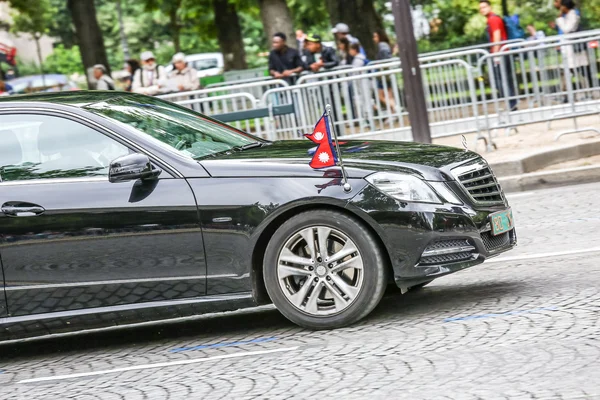 PARÍS, FRANCIA - 14 DE JULIO DE 2014: Coche diplomático durante el desfile militar (Defile) en el Día de la República (Día de la Bastilla). Campos Elíseos . — Foto de Stock