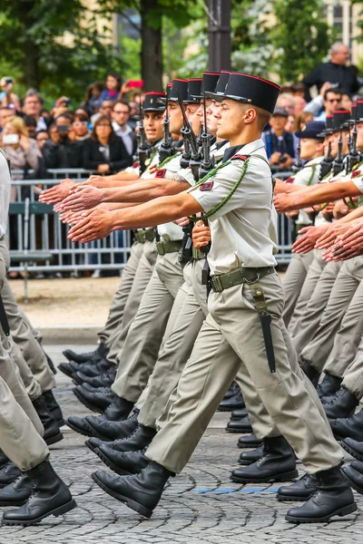 PARÍS, FRANCIA - 14 DE JULIO DE 2014: Desfile militar (desfilar) durante la ceremonia del día nacional francés, avenida Champs Elysee . — Foto de Stock