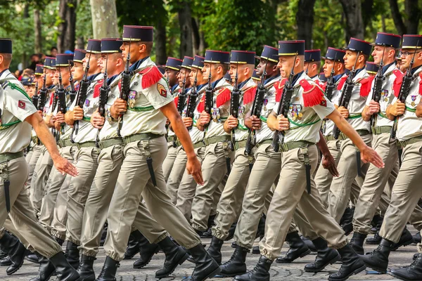 ПАРИЖ, ФРАНЦИЯ - 14 июля 2014 года: военный парад (Дефиле) во время церемонии празднования национального дня Франции, проспект Елисейских полей . — стоковое фото