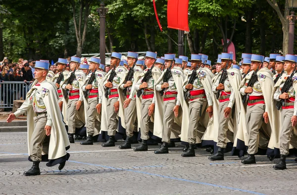 PARIS, FRANCE - JULY 14, 2014: Military parade (Defile) during the ceremonial of french national day, Champs Elysee avenue. — Stock Photo, Image