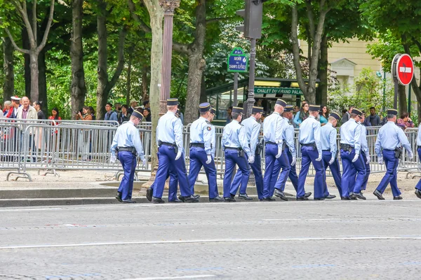 PARÍS, FRANCIA - 14 DE JULIO DE 2014: Desfile militar de la Gendarmería Nacional (Defile) durante la ceremonia del día nacional francés, avenida Champs Elysee . —  Fotos de Stock