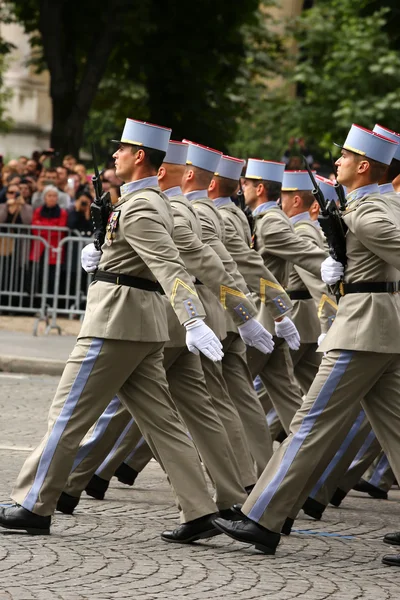 Paris, Frankrijk - 14 juli 2014: Militaire parade (versmalling) tijdens de ceremoniële van Franse nationale feestdag, Champs Elysee avenue. — Stockfoto