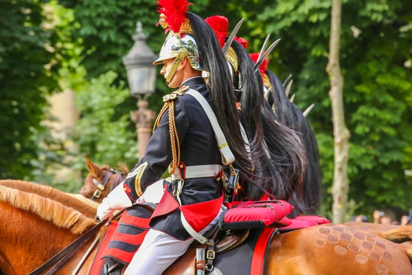 PARÍS, FRANCIA - 14 DE JULIO - Guardias republicanos franceses durante la ceremonia del día nacional francés el 14 de julio de 2014 en París, avenida Champs Elysee, Francia —  Fotos de Stock