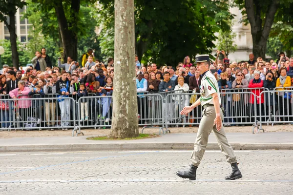 PARÍS, FRANCIA - 14 DE JULIO DE 2014: Coronel en desfile militar (Defile) durante la ceremonia del día nacional francés, avenida Champs Elysee . — Foto de Stock