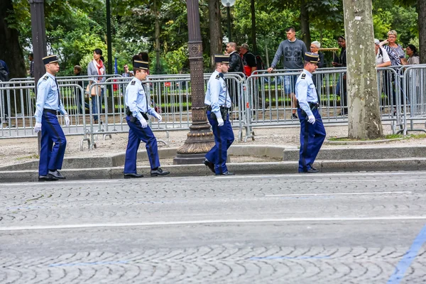 PARÍS, FRANCIA - 14 DE JULIO DE 2014: Desfile militar de la Gendarmería Nacional (Defile) durante la ceremonia del día nacional francés, avenida Champs Elysee . —  Fotos de Stock