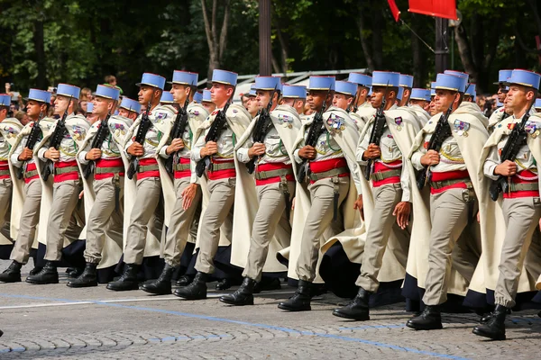 Paris, Franciaország - 2014. július 14.: Katonai parádé (szorosban) során a francia nemzeti ünnepen, avenue Champs Elysee ünnepélyes. — Stock Fotó