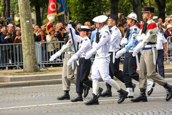 Paris, Frankrijk - 14 juli 2014: Militaire parade (versmalling) tijdens de ceremoniële van Franse nationale feestdag, Champs Elysee avenue. — Stockfoto