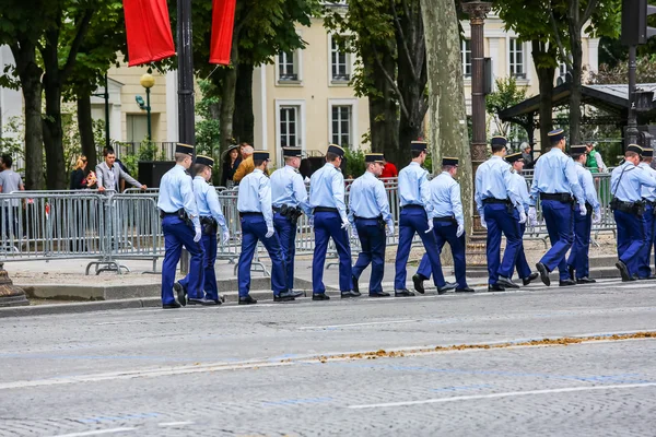 Paris, Frankreich - 14. Juli 2014: Militärparade der nationalen Gendarmerie (Defile) während der Zeremonie zum französischen Nationalfeiertag, Avenue Champs Elysee. — Stockfoto