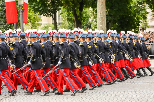 PARÍS, FRANCIA - 14 DE JULIO DE 2014: Desfile militar (desfilar) durante la ceremonia del día nacional francés, avenida Champs Elysee . —  Fotos de Stock