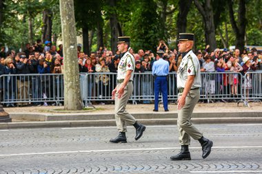 Paris, Fransa - 14 Temmuz 2014: subay askeri geçit töreni (Defile) Fransız Ulusal günü, Champs Elysee Bulvarı tören sırasında.