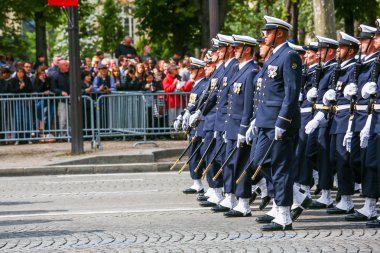 Paris, Fransa - 14 Temmuz 2014: Askeri geçit töreni (Defile) Fransız Ulusal günü, Champs Elysee Bulvarı tören sırasında.