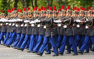 Paris, Fransa - 14 Temmuz 2014: Askeri geçit töreni (Defile) Fransız Ulusal günü, Champs Elysee Bulvarı tören sırasında.
