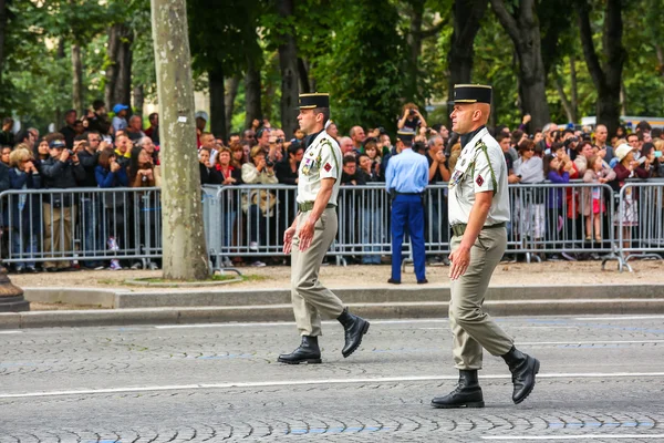 PARÍS, FRANCIA - 14 DE JULIO DE 2014: Desfile militar de oficiales (Defile) durante la ceremonia del día nacional francés, avenida Champs Elysee . —  Fotos de Stock