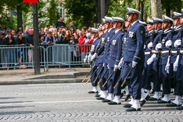 Paris, Frankrijk - 14 juli 2014: Militaire parade (versmalling) tijdens de ceremoniële van Franse nationale feestdag, Champs Elysee avenue. — Stockfoto