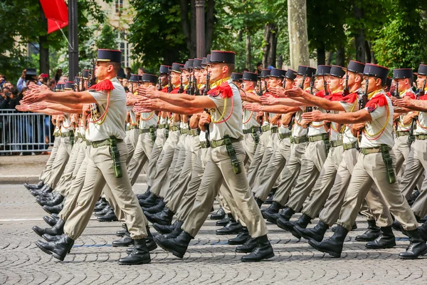 Paříž, Francie - 14 července 2014: Vojenská přehlídka (kaňon) během slavnostního francouzské národní den, Champs Elysee avenue. — Stock fotografie