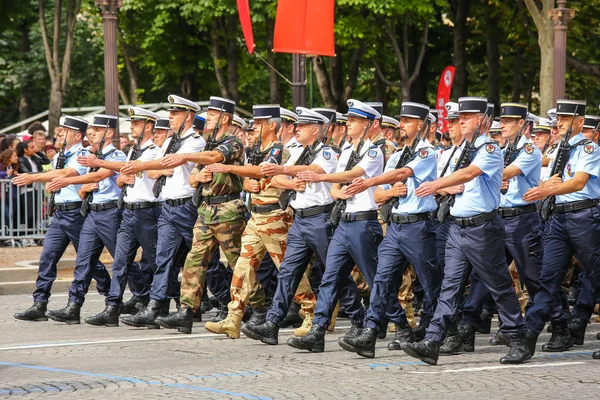 Paris, Francja - 14 lipca 2014: Parada wojskowa żandarmerii Narodowej (Cieśnina) podczas uroczyste francuski Narodowy dzień, Champs Elysee avenue. — Zdjęcie stockowe