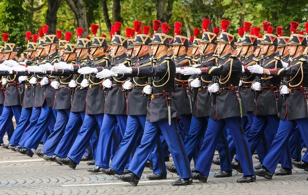 Paris, Frankreich - 14. Juli 2014: Militärparade (Schandfleck) während der Zeremonie zum französischen Nationalfeiertag, Champs Elysee Avenue. — Stockfoto