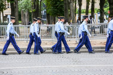 Paris, Fransa - 14 Temmuz 2014: Askeri geçit töreni Ulusal Jandarma (Defile) Fransız Ulusal günü, Champs Elysee Bulvarı tören sırasında.