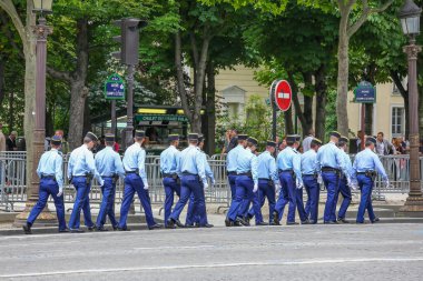 Paris, Fransa - 14 Temmuz 2014: Askeri geçit töreni Ulusal Jandarma (Defile) Fransız Ulusal günü, Champs Elysee Bulvarı tören sırasında.