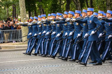 Paris, Fransa - 14 Temmuz 2014: Askeri geçit töreni (Defile) Fransız Ulusal günü, Champs Elysee Bulvarı tören sırasında.