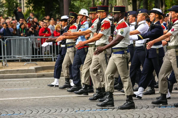 Paris, Franciaország - 2014. július 14.: Katonai parádé (szorosban) során a francia nemzeti ünnepen, avenue Champs Elysee ünnepélyes. — Stock Fotó