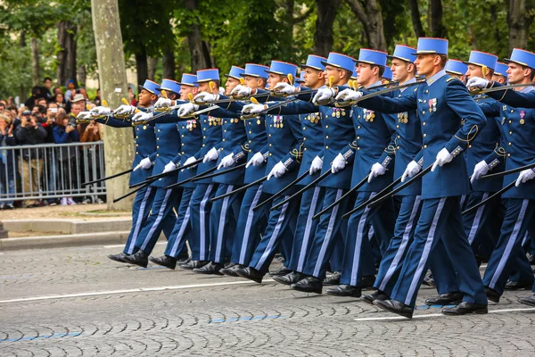 PARIS, FRANÇA - JULHO 14, 2014: Desfile militar (Defile) durante o cerimonial do dia nacional francês, Avenida Champs Elysee . — Fotografia de Stock